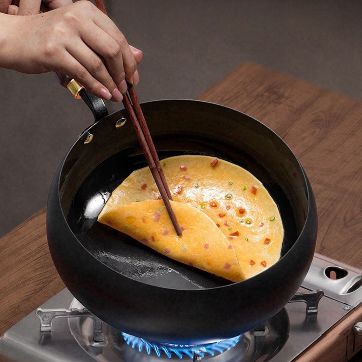 Deep Round Uncoated Iron Wok with Wooden Handle(28cm)